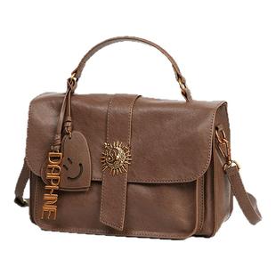 达芙妮棕色斜跨邮差包女2025新款秋季大学生上课通勤单肩小手提包