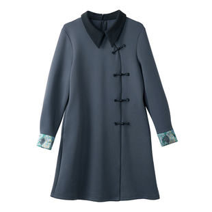 宝诗黎翻领盘扣中式直筒连衣裙2026春装新款长袖拼接女士中长裙子