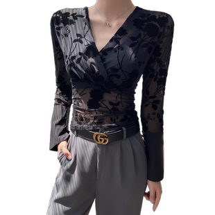 长袖t恤女早秋黑色气质性感透视深V领薄款衬衫上衣印花修身打底衫