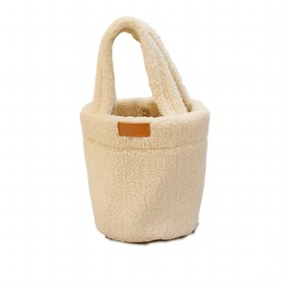 羊羔毛毛斜挎包女韩版2023新款冬季毛绒手提手拎水桶小众轻奢女包