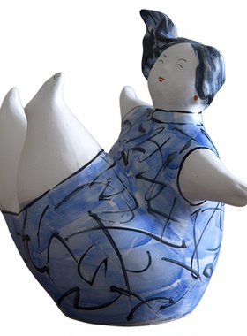 滑向快乐蓝裙女孩陶瓷雕塑