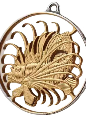 新加坡狮子鱼硬币镂空吊坠镀24K金双拼色情人节创意礼物送银链条