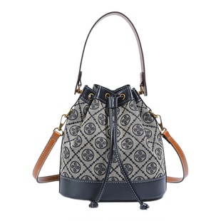 轻奢小众复古手拎水桶包女2025新款时尚抽绳福袋包百搭单肩斜挎包