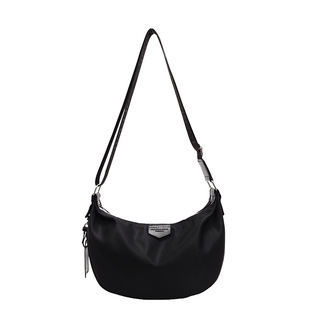 高级感大容量尼龙布包女简约轻便单肩包运动背包通勤斜挎饺子包女