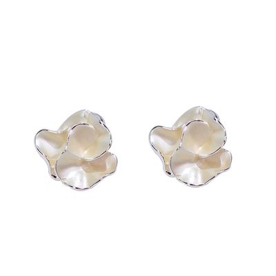 DSTYLE法式白色薄涂滴釉花朵耳环