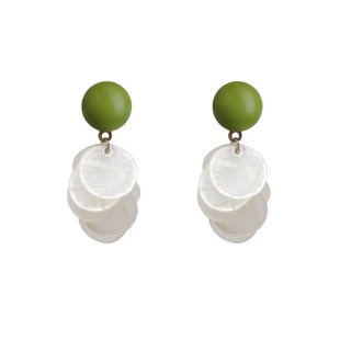 牛油果绿色耳环女适合夏天的贝壳耳坠耳饰2025年新款网红爆款耳钉