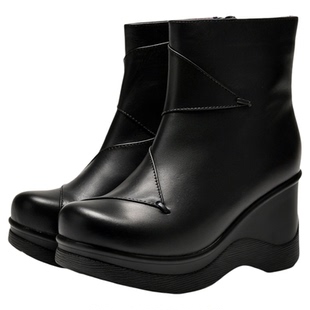 一席之地女鞋简约真皮坡跟短靴秋冬黑色显瘦通勤百搭厚底增高女靴