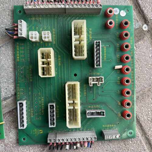 林肯电梯插件板LCM600KZG实物如图所示绿色PCB
