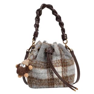 今年流行包包水桶包女新款秋冬毛呢高级感手提小包爆款百搭斜挎包