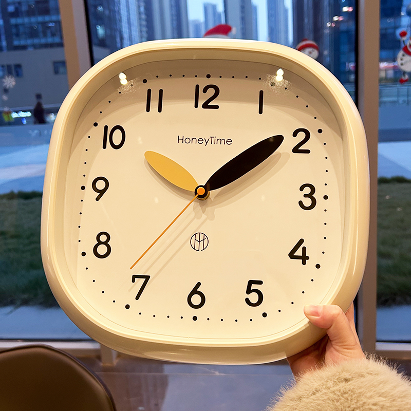 简约风挂钟2025新款家用现代客厅卧室静音挂墙时钟高级创意时钟表