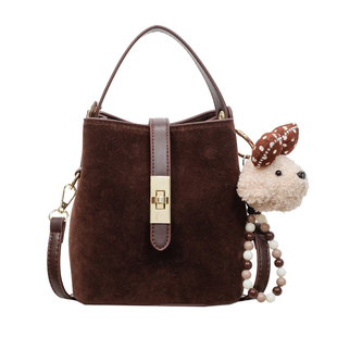 超火不撞款水桶包包女式2026新款春夏潮高级感轻奢小众麂皮斜挎包