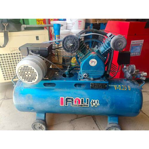 2.2kw3P220v活塞空压机，价格低，捡漏的来，助你低成