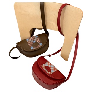 复古上班斜挎马鞍包女士格子皮革小巧手机包小个子学院风皮包翻盖