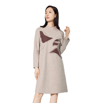 粉蓝衣橱轻奢气质诗艺图腾针织连衣裙女2025春秋装拼接绣花直筒裙