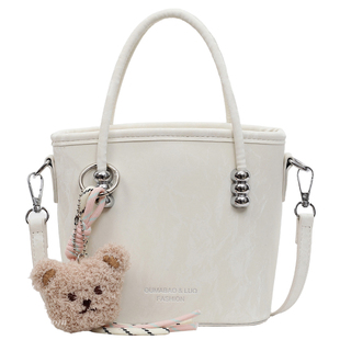 夏季流行爆款小包包女2026新款时尚百搭斜挎包精致超火手提水桶包