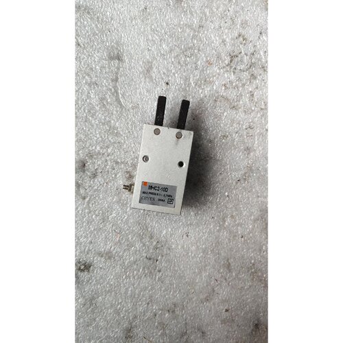拍前询价：气缸MHC210D成色如图已测试每一个成色都