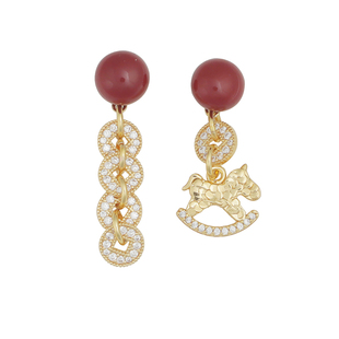 迷度S925银针酒红不对称小马钱币耳环女生肖新年耳饰百搭轻奢简约