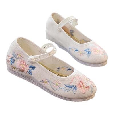 圆头绣花搭配平底单鞋复古