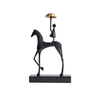 现代简约意式马背女孩打伞摆件电视柜酒柜书房客厅玄关轻奢装饰品