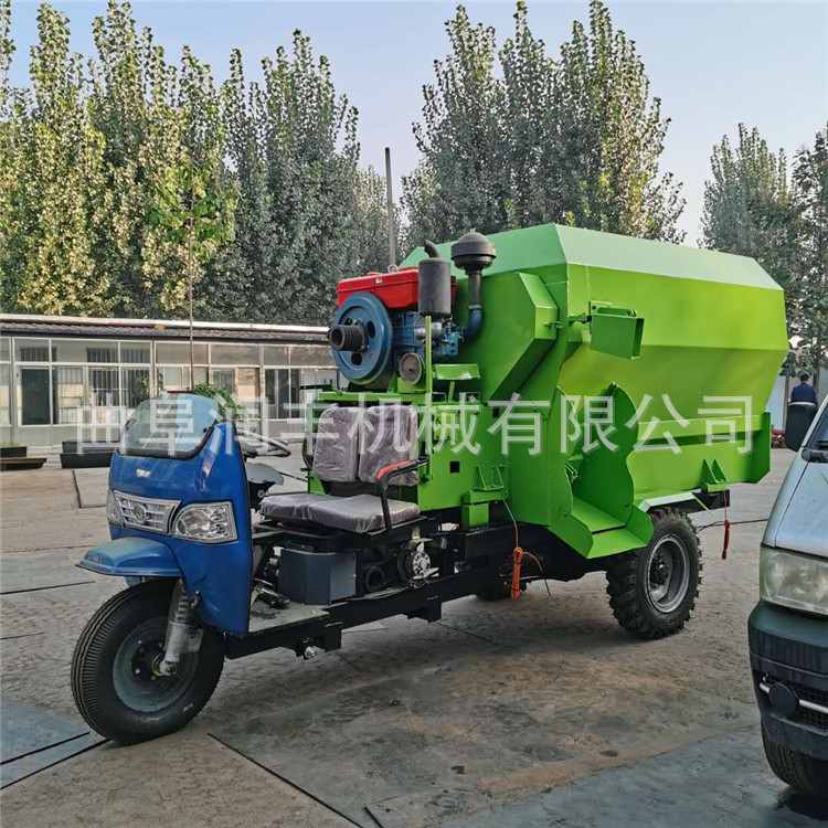 自动化养牛撒料车新款TMR粉碎搅拌机1000头牛牛羊草料电动喂料车