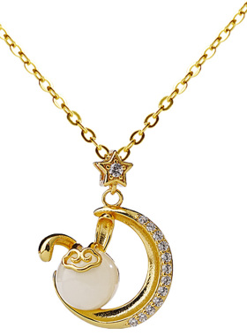 宫里上新月兔纳祥和田玉项链