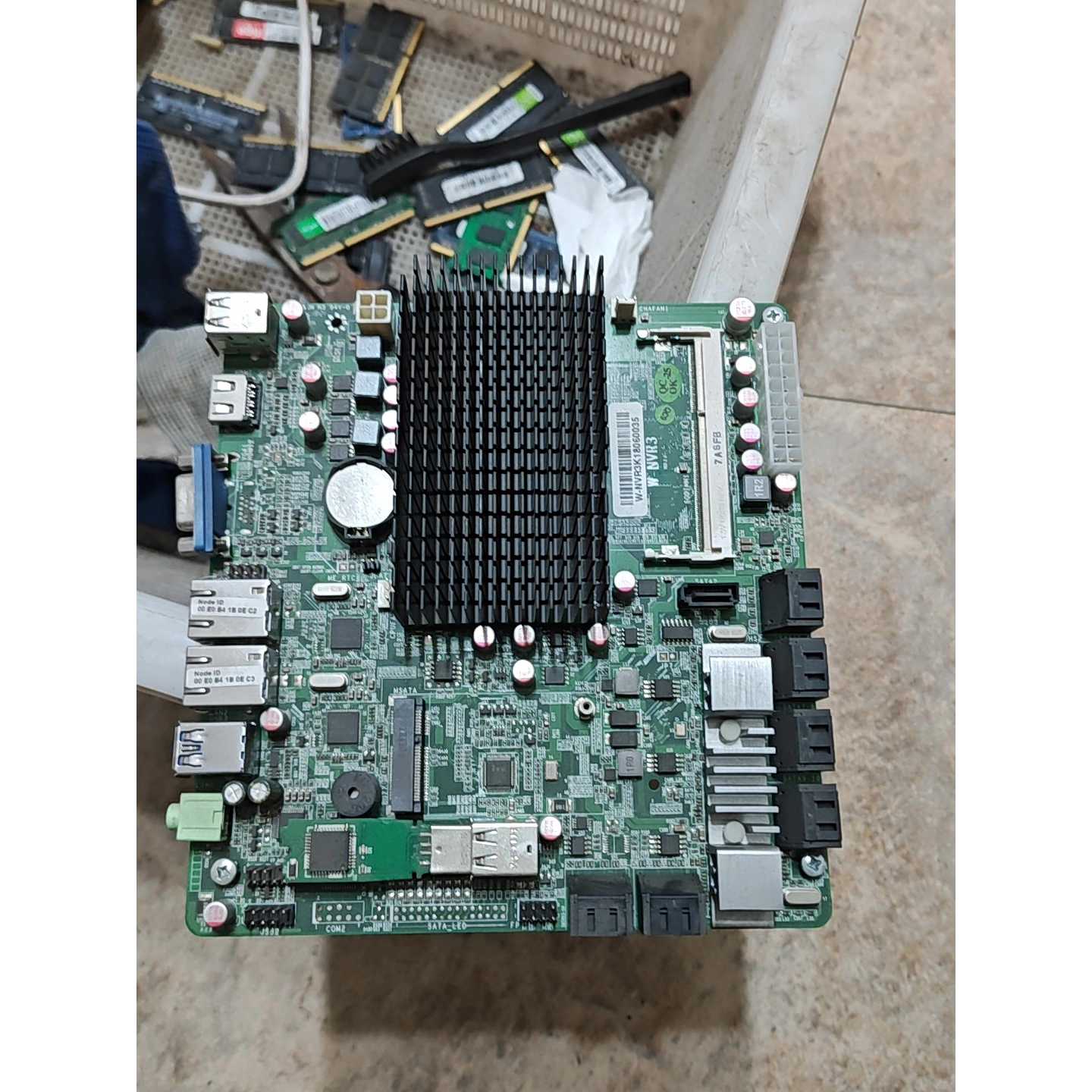 议价-蜗牛星际 C双皇帝版 j1900主板,13sata,