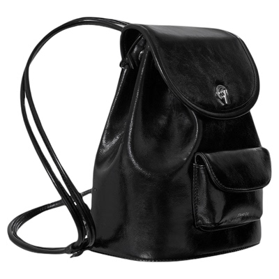 经典黑色翻盖圆标装饰光泽背包