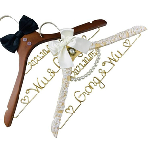 婚礼蕾丝衣架定制手工衣挂新娘结婚用喜架婚纱秀禾服实木衣撑一对