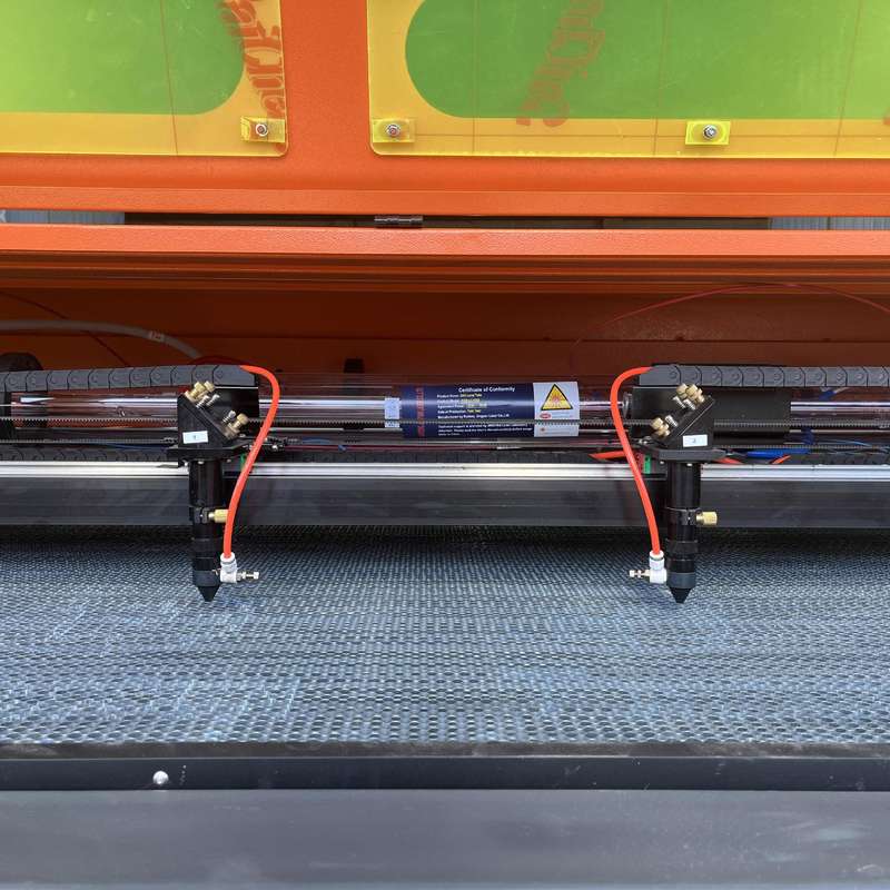 激光机鸿济数控超级价日7折优惠塑料皮革布料双头CO2激光切割机