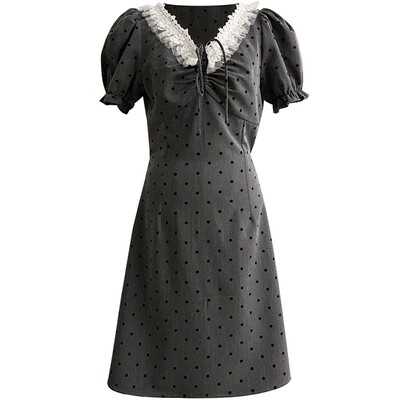 甜辣多多【盐系少女】2026灰色连衣裙女夏季梨形收腰设计感波点裙