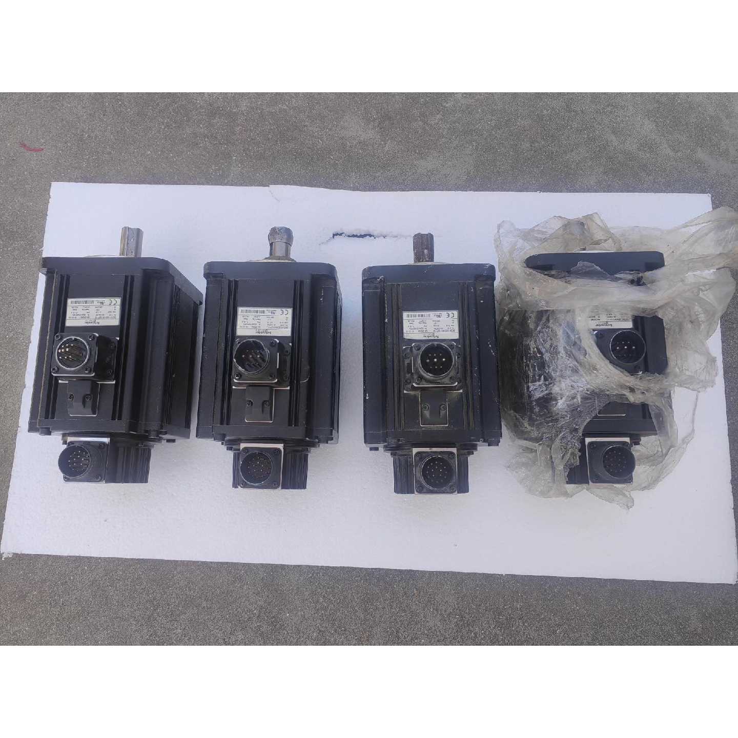 〔议价-可维修〕施耐德伺服电机 BCH1304N12F1C 2KW 共计