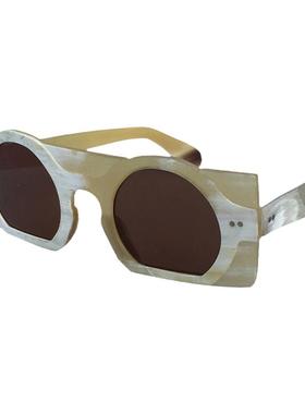 牛角太阳镜设计感超宽方形外边框圆弧形内框铆钉模特走秀时尚墨镜