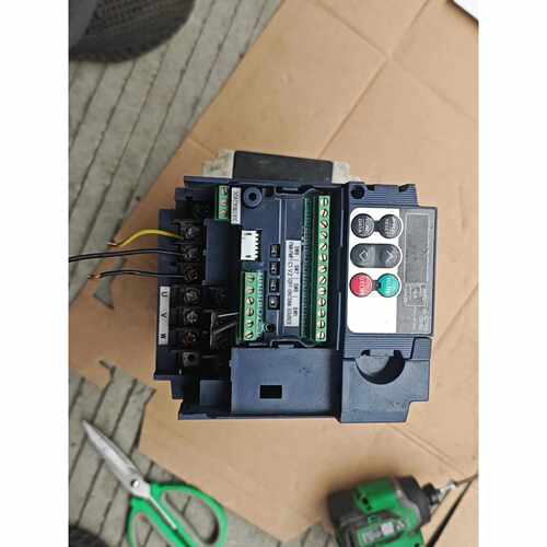询价变频器FRN2.2E1S-4C，实物图，上电如图万能表测