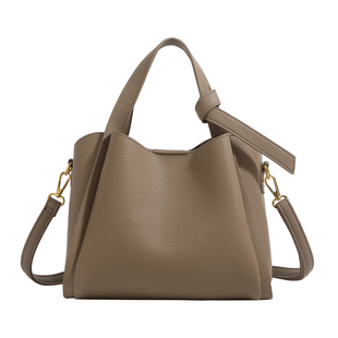 香港品牌水桶包包女2026新款秋斜挎包软皮手提包百搭单肩妈妈女包