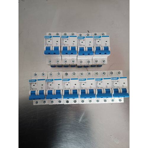 在线议价正泰2p63a空气开关6个，2p10a空气开关4个，电箱上拆