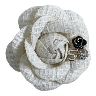 轻奢高级感小香风山茶花胸针女气质潮流百搭毛呢大衣西装别针配饰