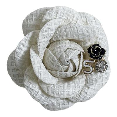 高级感小香风山茶花胸针