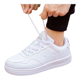 特步童鞋儿童白色板鞋男童小白鞋皮面防水女童运动鞋大童加绒棉鞋