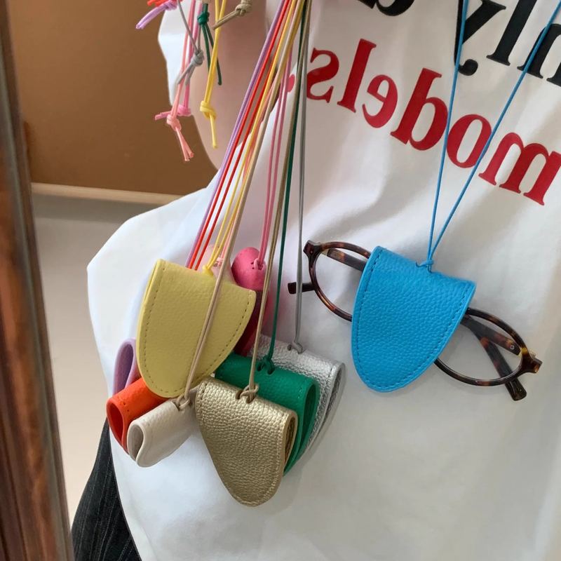 2025新款多巴胺pu皮革磁吸挂脖眼镜包项链长款墨镜收纳包时尚配饰