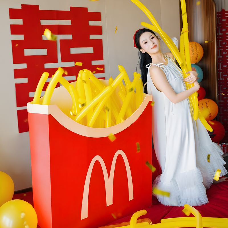 麦当劳kt板盒子订婚拍照道具气球结婚新娘婚房晨袍拍摄背景布置