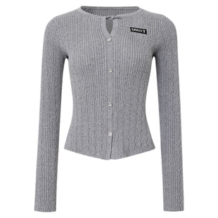 uhot/诱货灰白色烫钻扭结针织衫经典麻花肌理奢华保暖 UWWW2Z721M