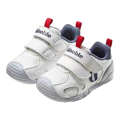 鞋头空间宽敞，宝宝小脚自在活动