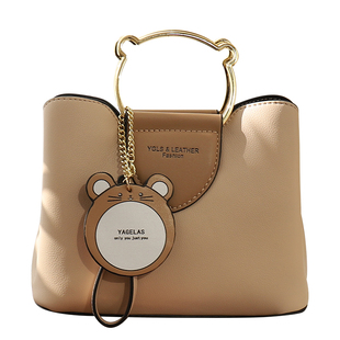 手提包女包2025新款卡通小鼠挂件斜挎包百搭通勤包撞色水桶小方包