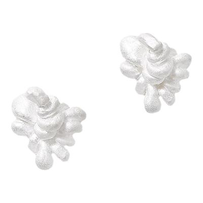 MOIIOM奶油白小花结耳钉
