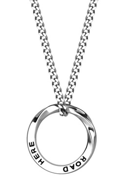 莫比乌斯项链男士潮牌百搭高级感双环字母吊坠锁骨链简约生日礼物