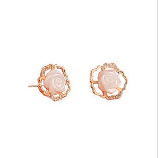 A天然母贝白玫瑰花小耳钉2026年新款爆款女耳饰法式轻奢独特高端