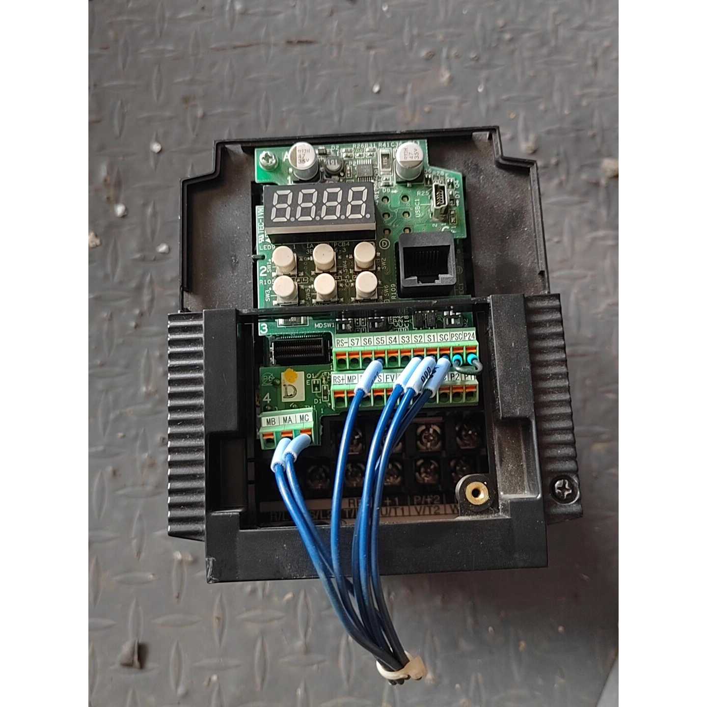 议价拆机欧姆龙变频器3G3MX2-A4007-Z,0.75千瓦,