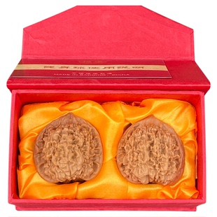 老人练手盘核桃手拿健身球一对握按摩把玩物件活动手指锻炼灵活