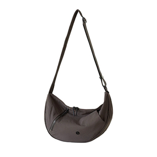 仟佰格松弛斜挎饺子包百搭实用多口袋防水包包超轻量化休闲女布包