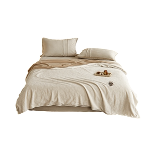 TeenieWeenie小熊雕花牛奶绒毛毯办公室午睡毯子加厚保暖沙发盖毯